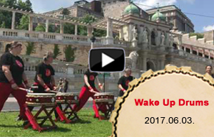 A nemzetközi Wake Up Drums Projekt 3 ébresztő dobütését a Várkert Bazár előtt szólaltattuk meg
